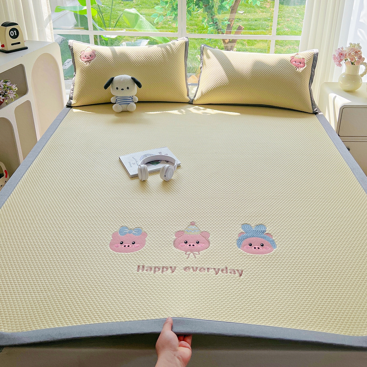 91家纺网 家纺一手货源 找家纺 卡初家居（原微来） 2026春夏新款A类乙纶凉豆豆凉感席绣花席凉席席子-魔方系列 猪猪侠