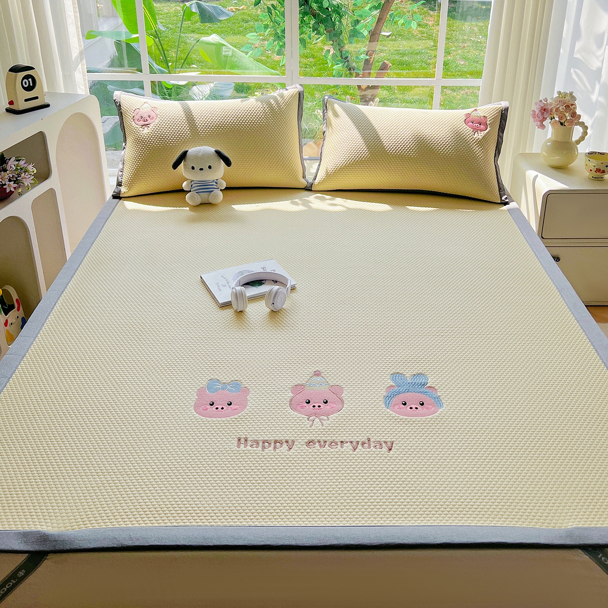 91家纺网 家纺一手货源 找家纺 卡初家居（原微来） 2026春夏新款A类乙纶凉豆豆凉感席绣花席凉席席子-魔方系列 猪猪侠