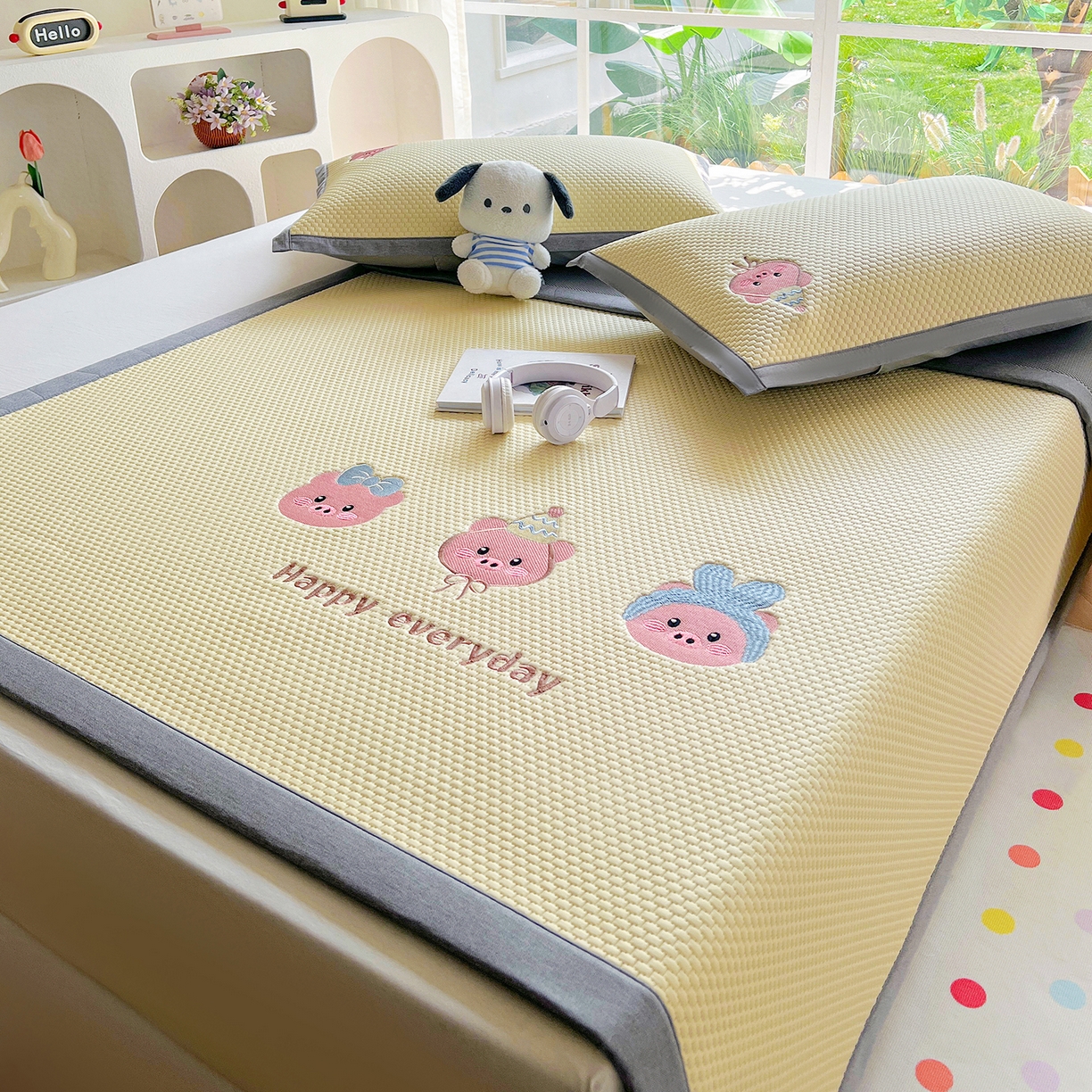 91家纺网 家纺一手货源 找家纺 卡初家居（原微来） 2026春夏新款A类乙纶凉豆豆凉感席绣花席凉席席子-魔方系列 猪猪侠