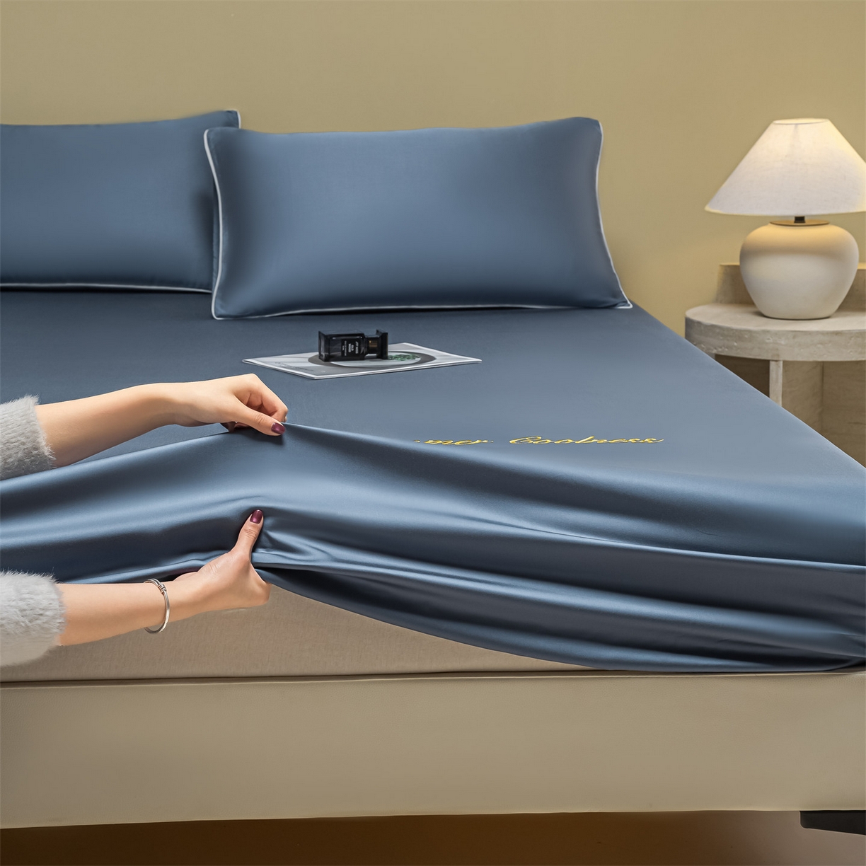 91家纺网 家纺一手货源 找家纺 （总）美澳家纺 2026春夏新款纯色刺绣凉感水洗冰丝真丝床笠三件套