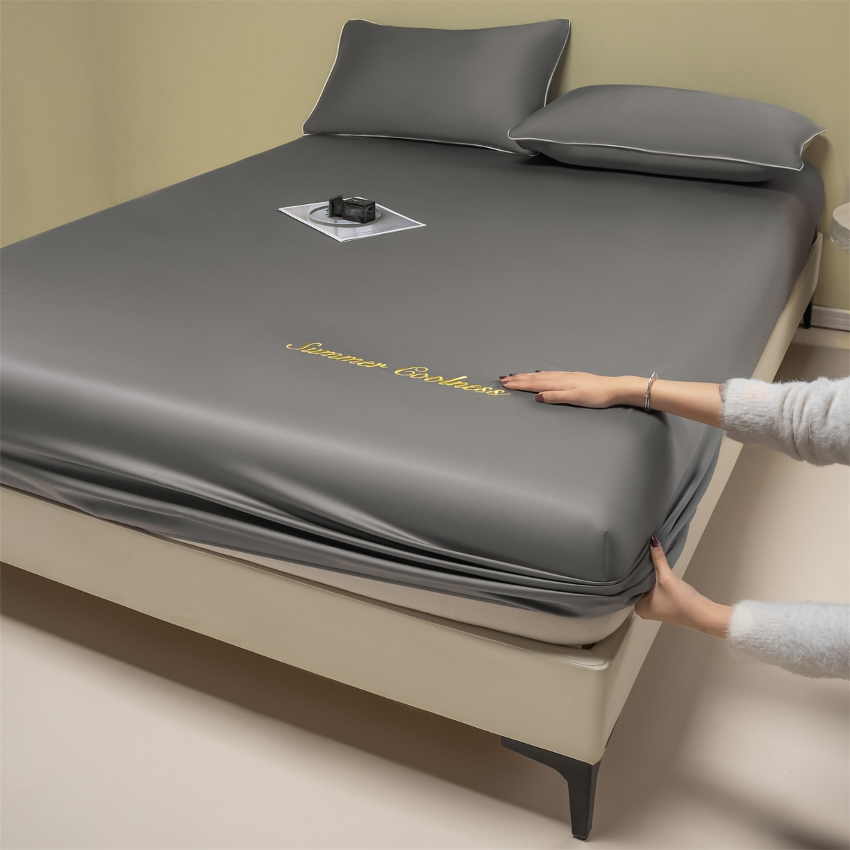 91家纺网 家纺一手货源 找家纺 （总）美澳家纺 2026春夏新款纯色刺绣凉感水洗冰丝真丝床笠三件套