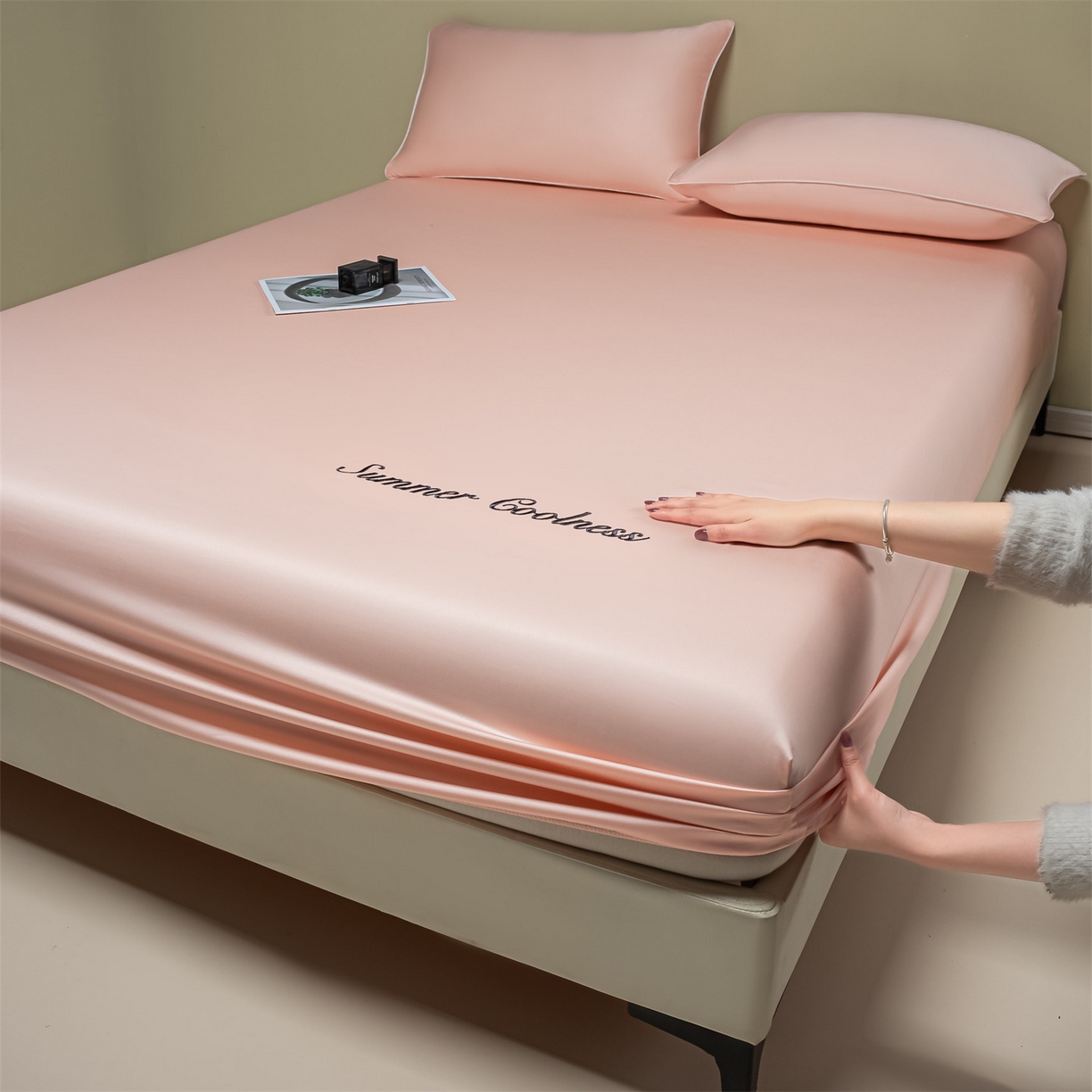 91家纺网 家纺一手货源 找家纺 （总）美澳家纺 2026春夏新款纯色刺绣凉感水洗冰丝真丝床笠三件套