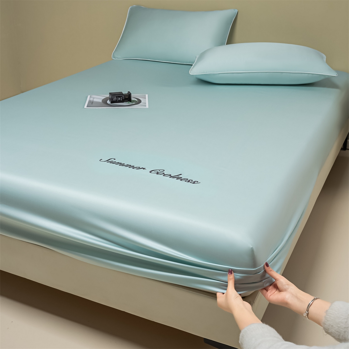 91家纺网 家纺一手货源 找家纺 美澳家纺 2026春夏新款纯色刺绣凉感水洗冰丝真丝床笠三件套 冰川蓝