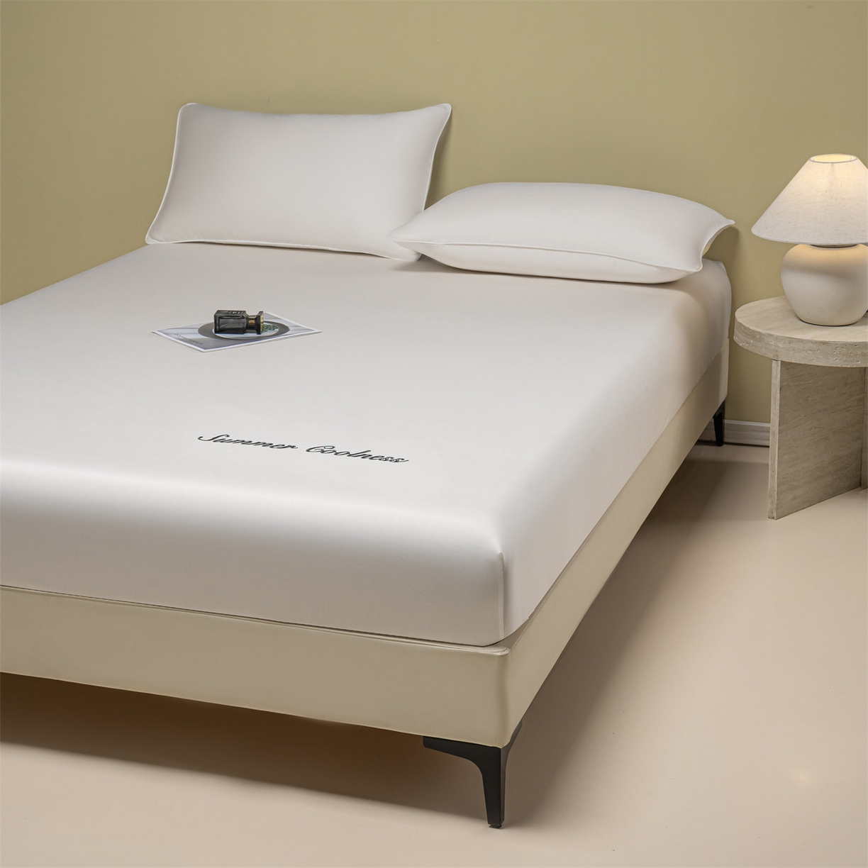 91家纺网 家纺一手货源 找家纺 美澳家纺 2026春夏新款纯色刺绣凉感水洗冰丝真丝床笠三件套 贵族白