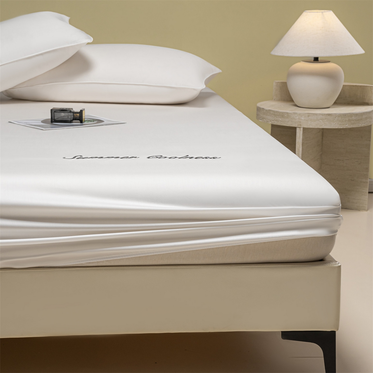 91家纺网 家纺一手货源 找家纺 美澳家纺 2026春夏新款纯色刺绣凉感水洗冰丝真丝床笠三件套 贵族白