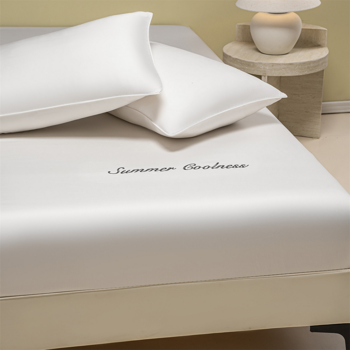 91家纺网 家纺一手货源 找家纺 美澳家纺 2026春夏新款纯色刺绣凉感水洗冰丝真丝床笠三件套 贵族白