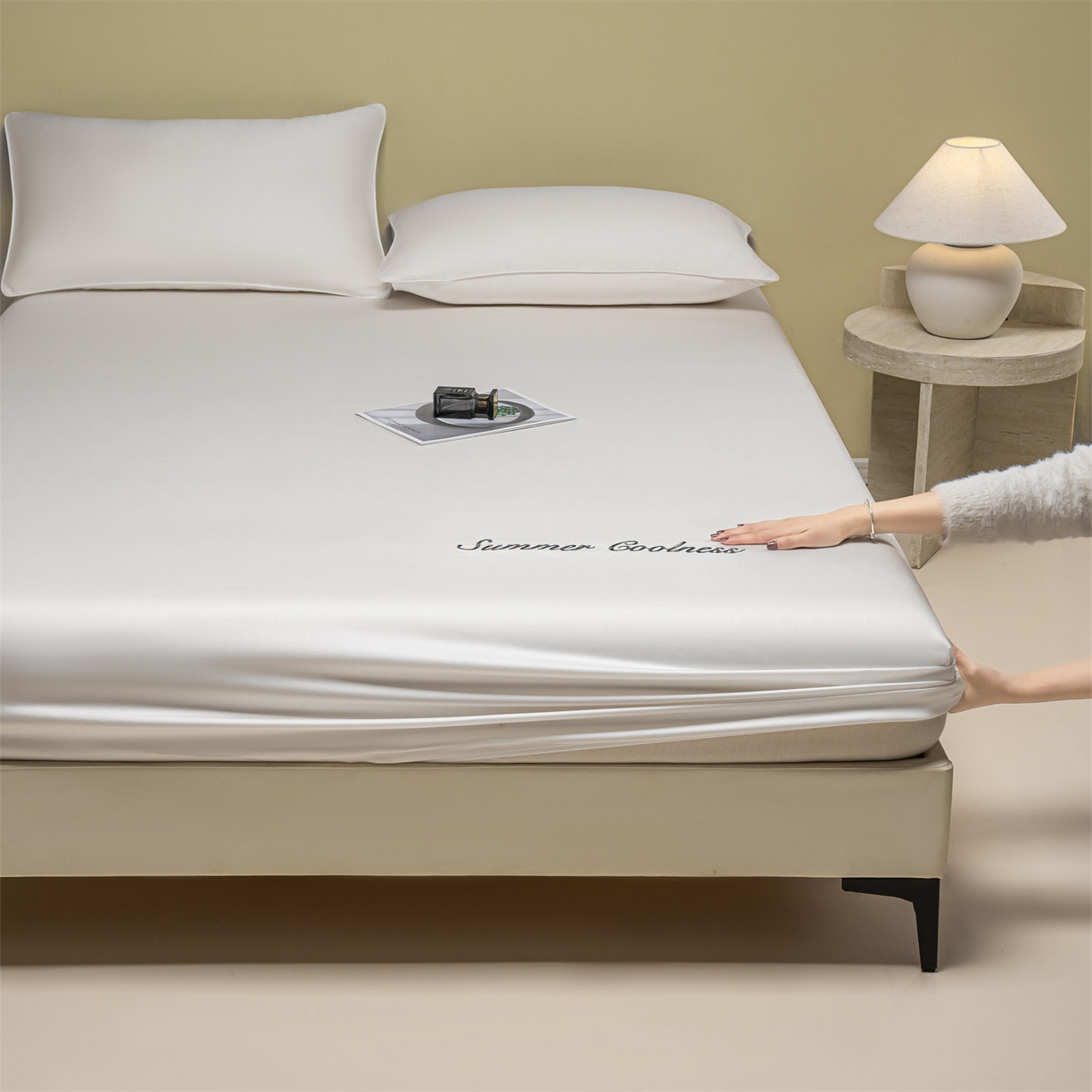 91家纺网 家纺一手货源 找家纺 美澳家纺 2026春夏新款纯色刺绣凉感水洗冰丝真丝床笠三件套 贵族白