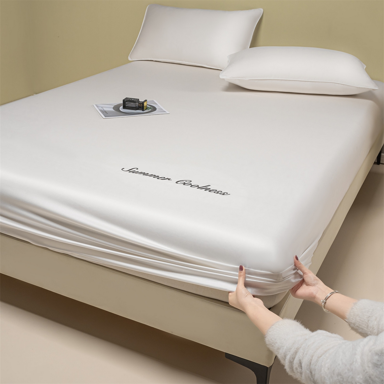 91家纺网 家纺一手货源 找家纺 美澳家纺 2026春夏新款纯色刺绣凉感水洗冰丝真丝床笠三件套 贵族白