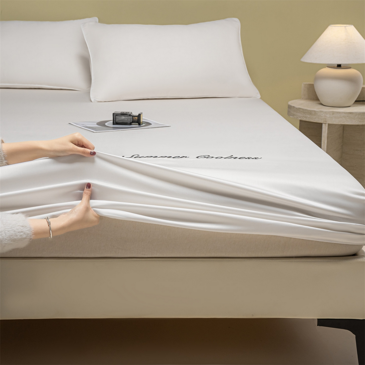 91家纺网 家纺一手货源 找家纺 美澳家纺 2026春夏新款纯色刺绣凉感水洗冰丝真丝床笠三件套 贵族白