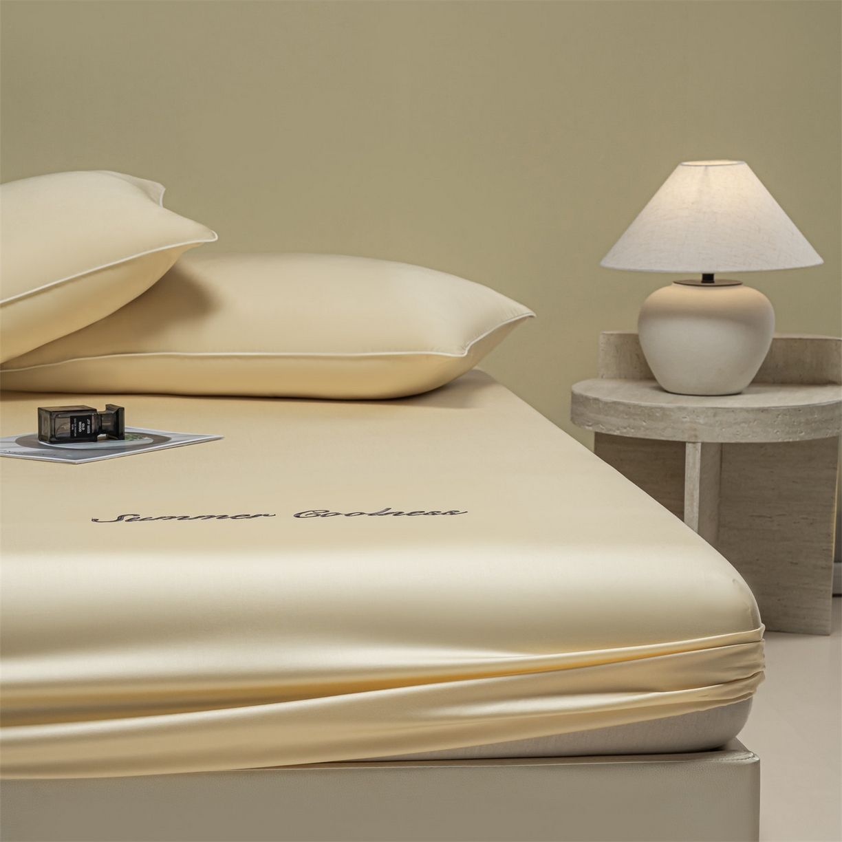 91家纺网 家纺一手货源 找家纺 美澳家纺 2026春夏新款纯色刺绣凉感水洗冰丝真丝床笠三件套 奶酪黄