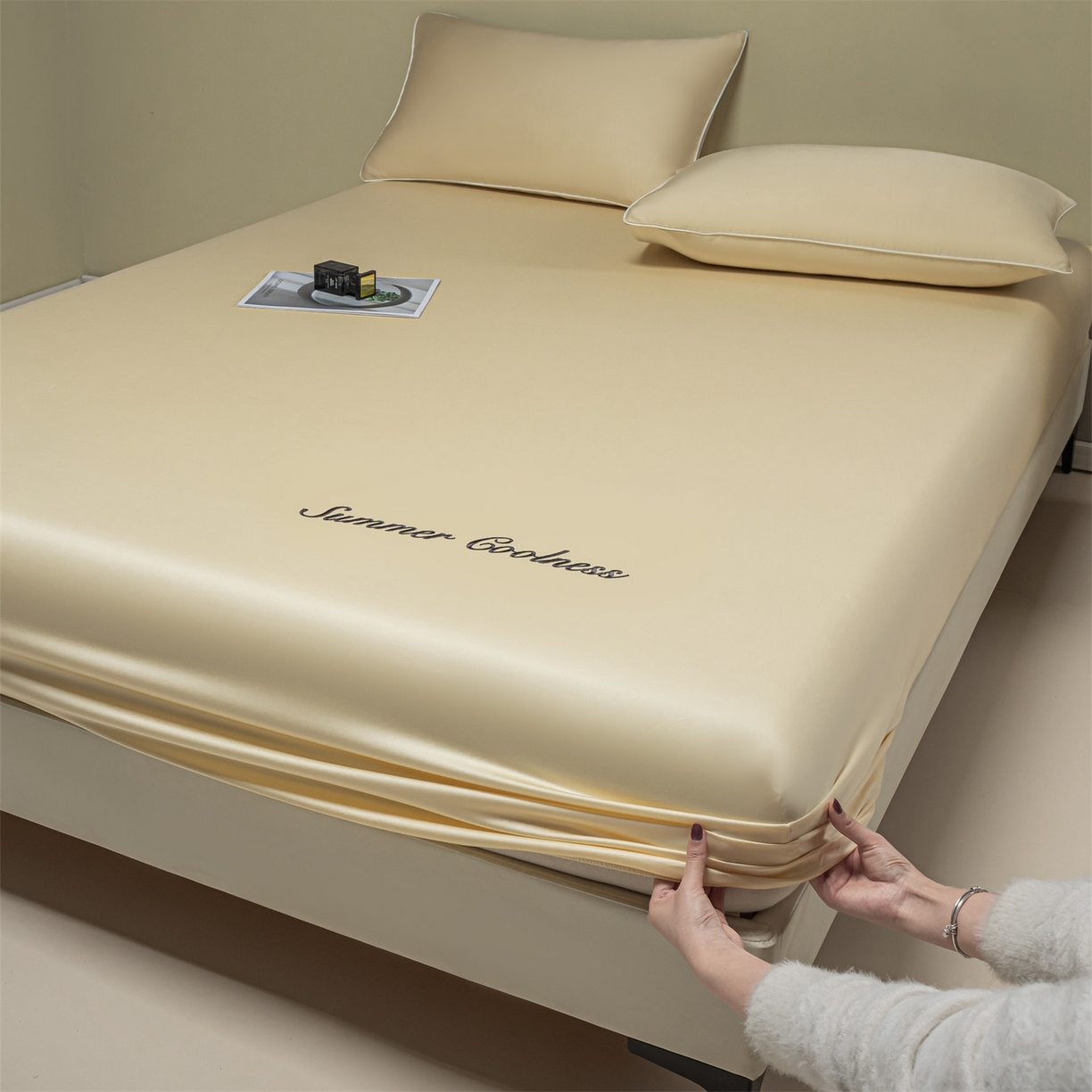 91家纺网 家纺一手货源 找家纺 美澳家纺 2026春夏新款纯色刺绣凉感水洗冰丝真丝床笠三件套 奶酪黄