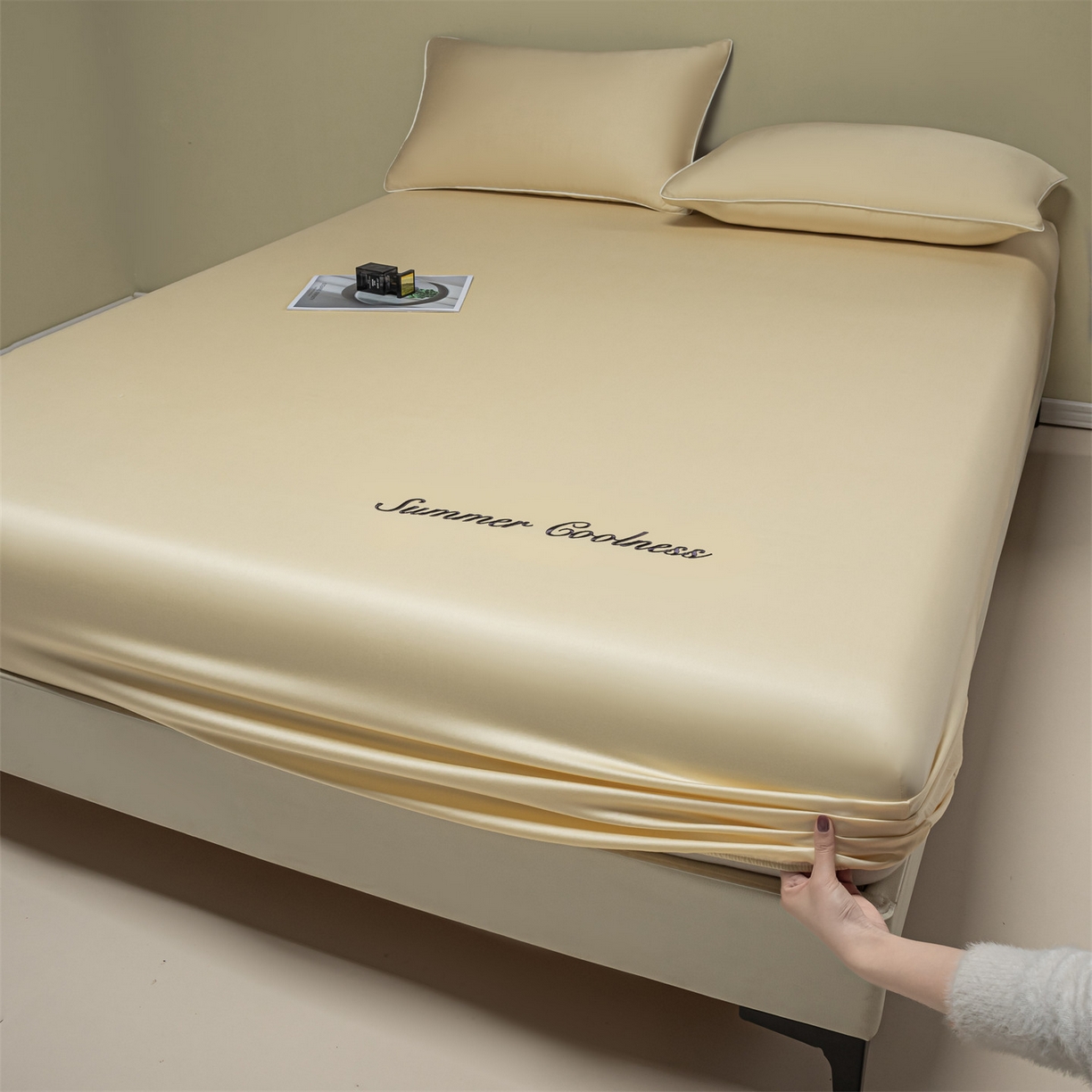 91家纺网 家纺一手货源 找家纺 美澳家纺 2026春夏新款纯色刺绣凉感水洗冰丝真丝床笠三件套 奶酪黄