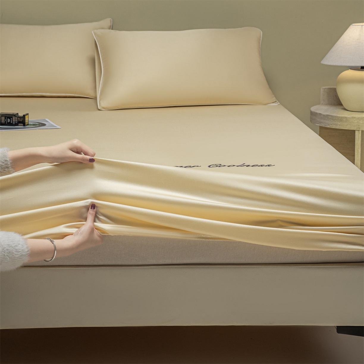 91家纺网 家纺一手货源 找家纺 美澳家纺 2026春夏新款纯色刺绣凉感水洗冰丝真丝床笠三件套 奶酪黄