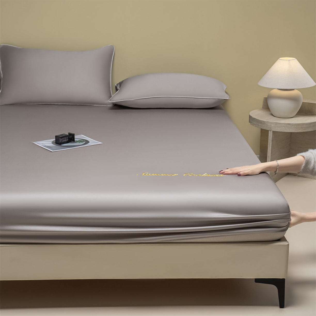 91家纺网 家纺一手货源 找家纺 美澳家纺 2026春夏新款纯色刺绣凉感水洗冰丝真丝床笠三件套 绅士灰