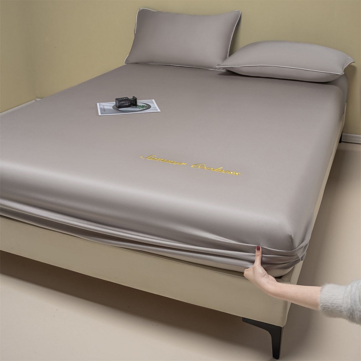 91家纺网 家纺一手货源 找家纺 美澳家纺 2026春夏新款纯色刺绣凉感水洗冰丝真丝床笠三件套 绅士灰