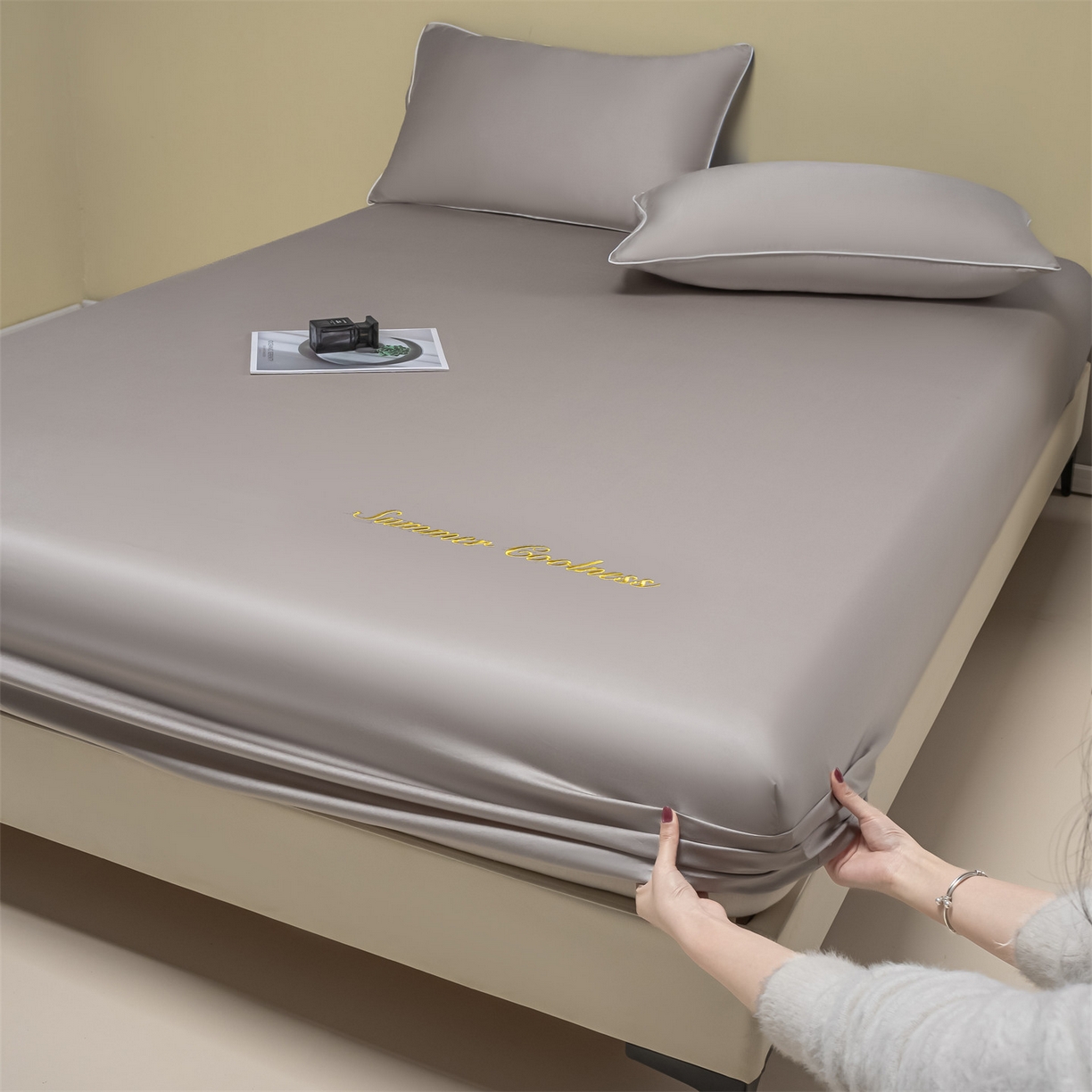 91家纺网 家纺一手货源 找家纺 美澳家纺 2026春夏新款纯色刺绣凉感水洗冰丝真丝床笠三件套 绅士灰