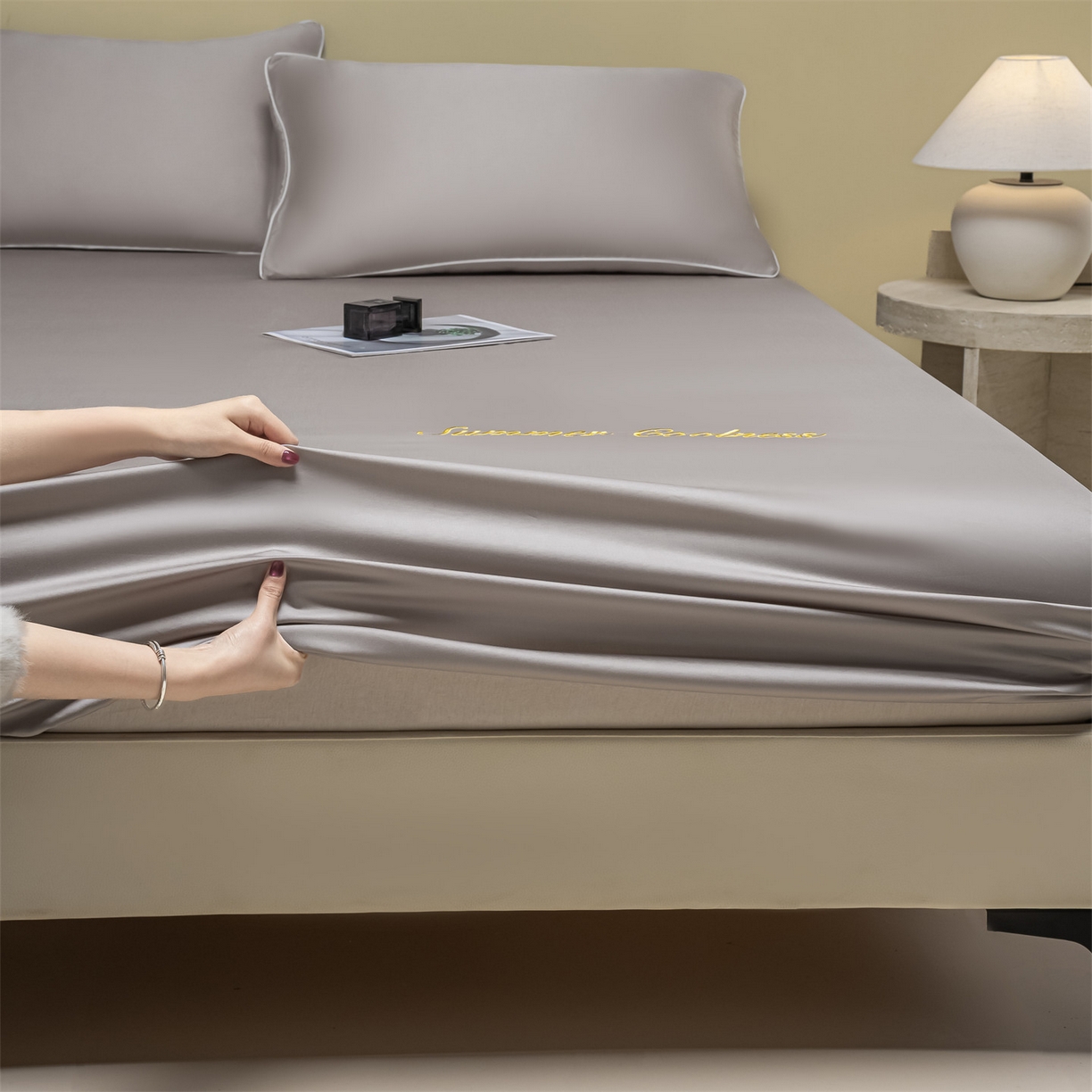 91家纺网 家纺一手货源 找家纺 美澳家纺 2026春夏新款纯色刺绣凉感水洗冰丝真丝床笠三件套 绅士灰