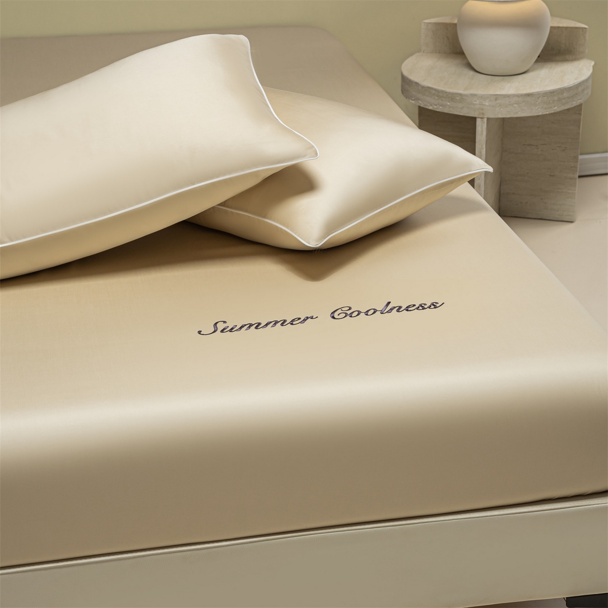 91家纺网 家纺一手货源 找家纺 美澳家纺 2026春夏新款纯色刺绣凉感水洗冰丝真丝床笠三件套 香槟黄