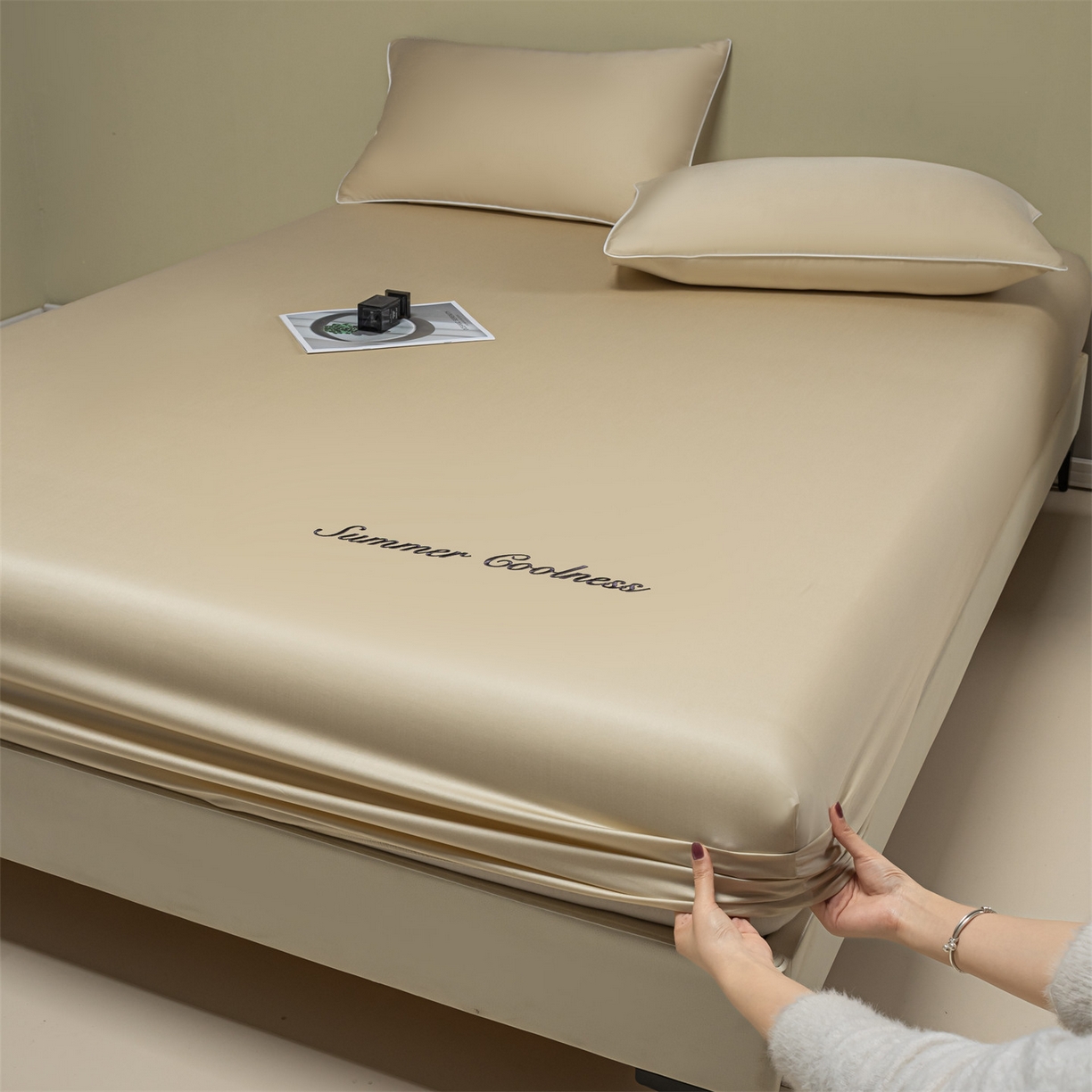 91家纺网 家纺一手货源 找家纺 美澳家纺 2026春夏新款纯色刺绣凉感水洗冰丝真丝床笠三件套 香槟黄