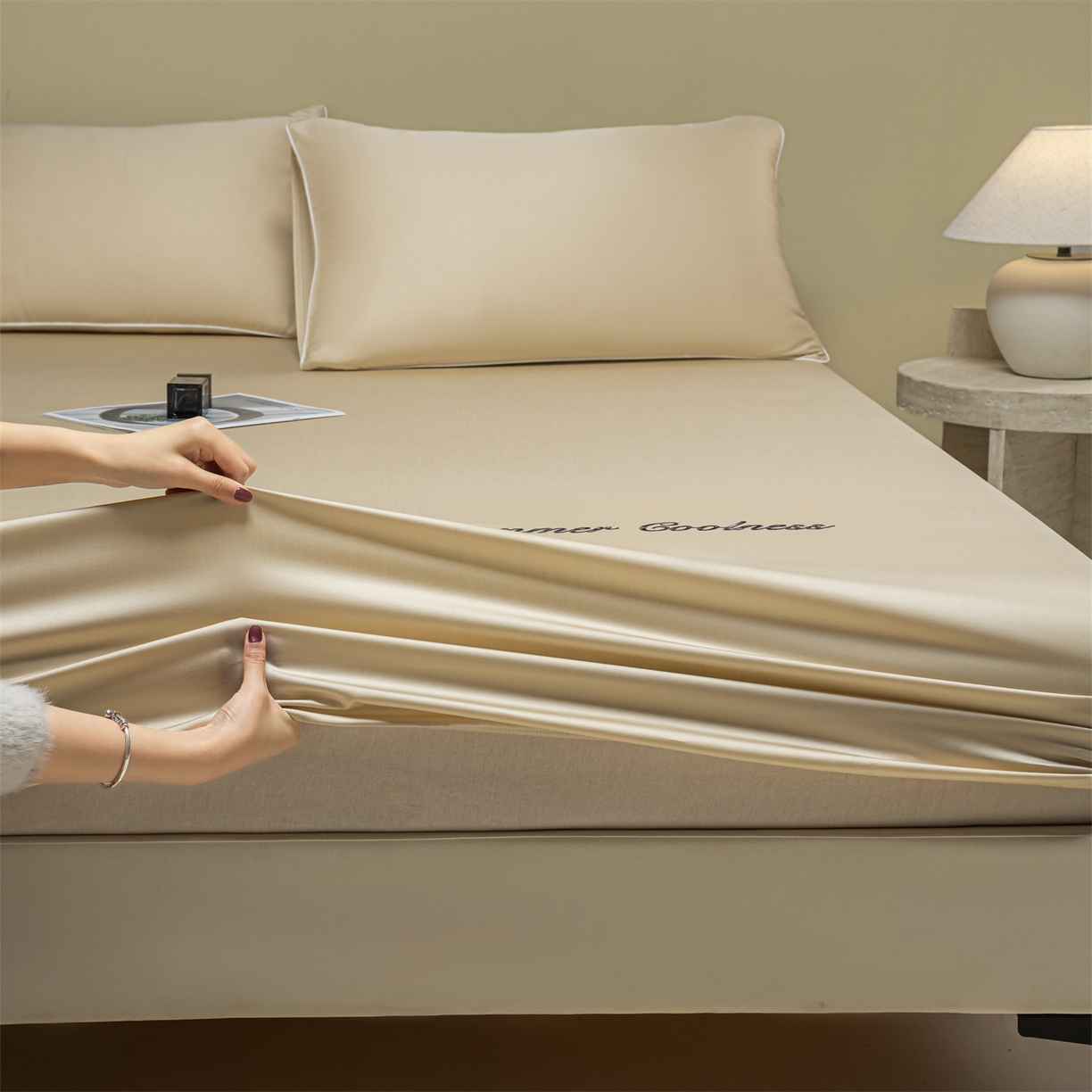 91家纺网 家纺一手货源 找家纺 美澳家纺 2026春夏新款纯色刺绣凉感水洗冰丝真丝床笠三件套 香槟黄