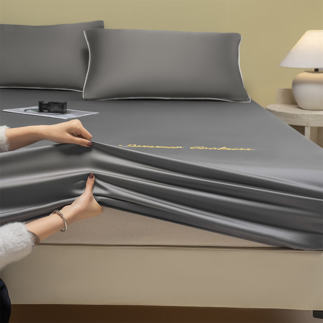 91家纺网 家纺一手货源 找家纺 美澳家纺 2026春夏新款纯色刺绣凉感水洗冰丝真丝床笠三件套 曜石黑