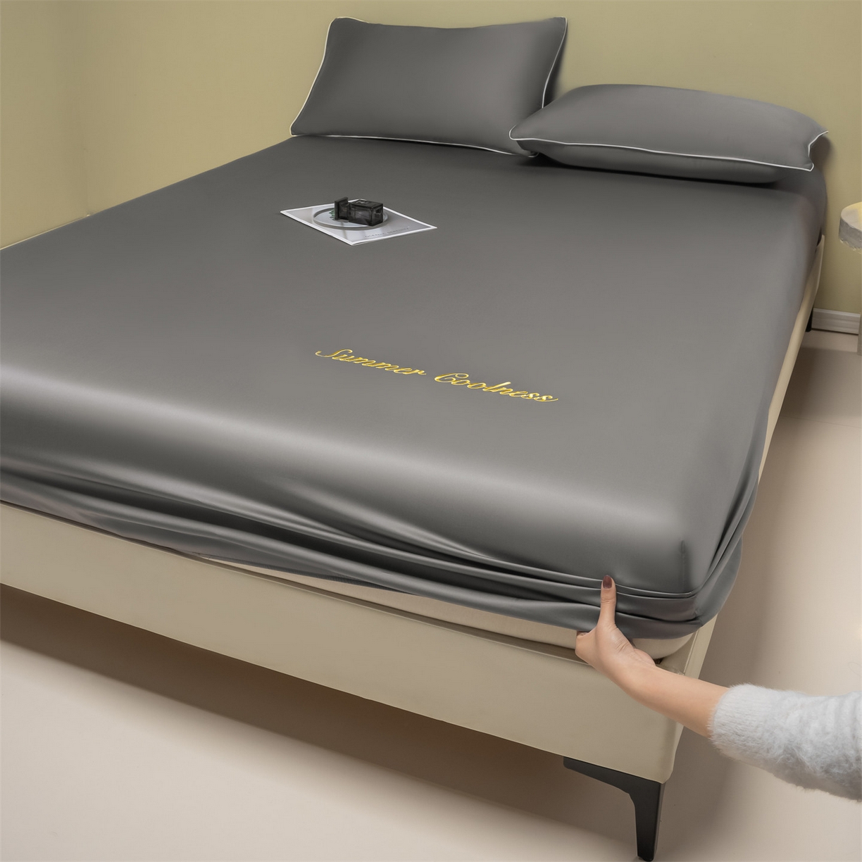 91家纺网 家纺一手货源 找家纺 美澳家纺 2026春夏新款纯色刺绣凉感水洗冰丝真丝床笠三件套 曜石黑