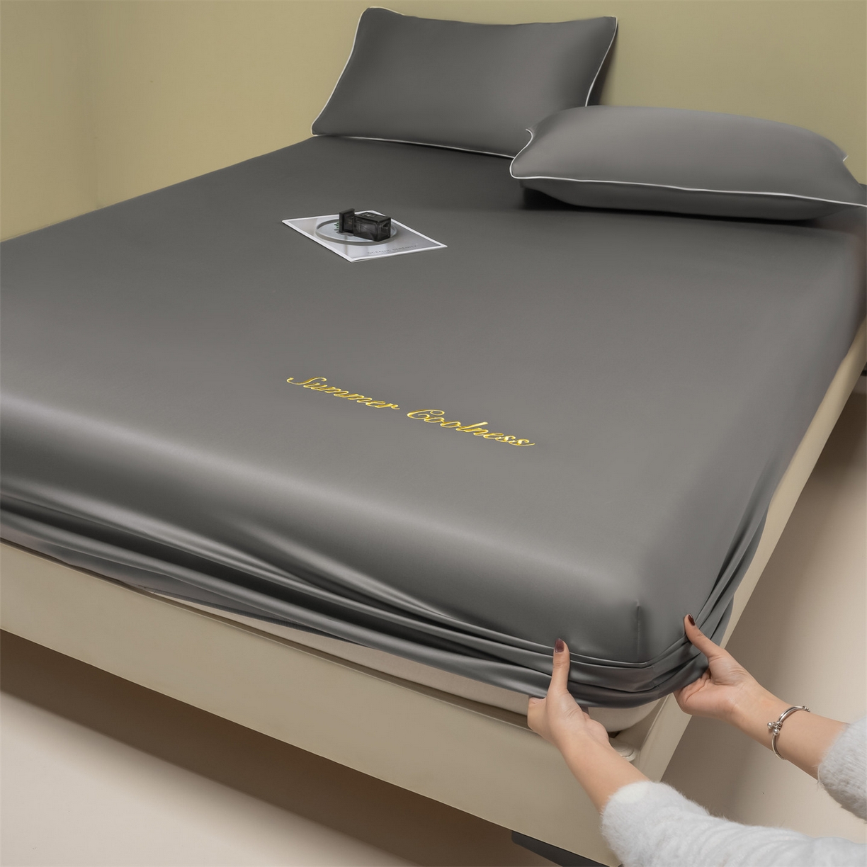 91家纺网 家纺一手货源 找家纺 美澳家纺 2026春夏新款纯色刺绣凉感水洗冰丝真丝床笠三件套 曜石黑