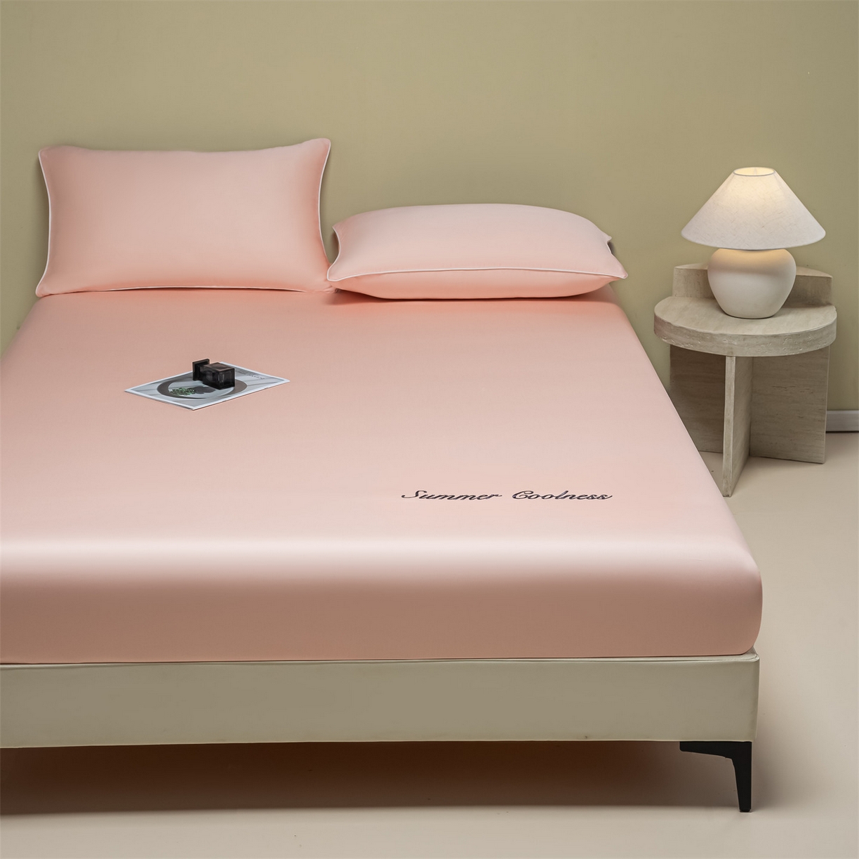 91家纺网 家纺一手货源 找家纺 美澳家纺 2026春夏新款纯色刺绣凉感水洗冰丝真丝床笠三件套 钻石粉