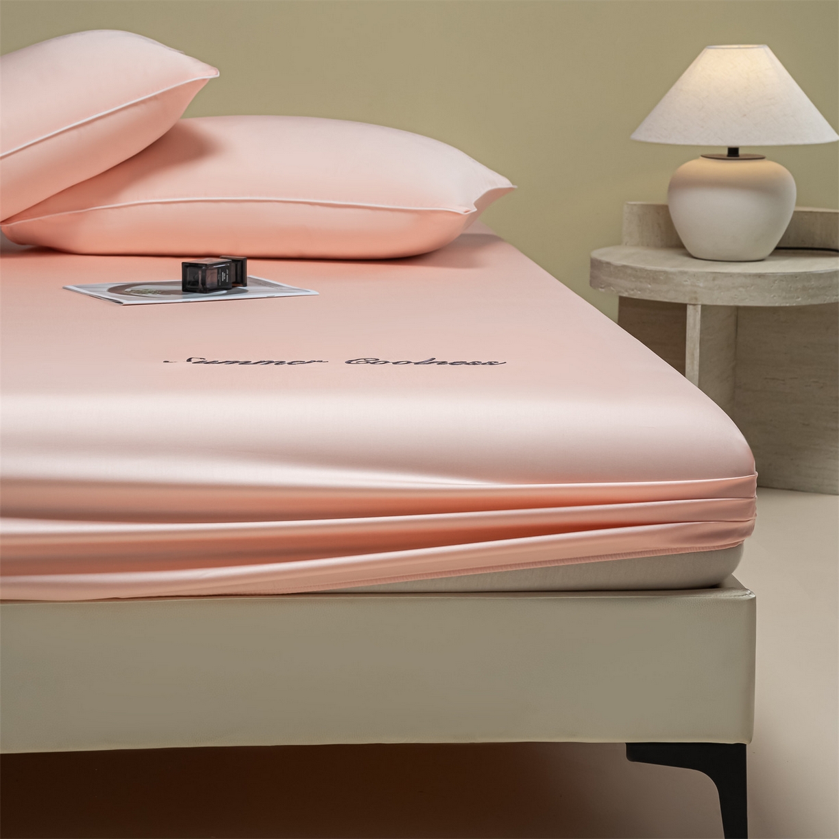 91家纺网 家纺一手货源 找家纺 美澳家纺 2026春夏新款纯色刺绣凉感水洗冰丝真丝床笠三件套 钻石粉