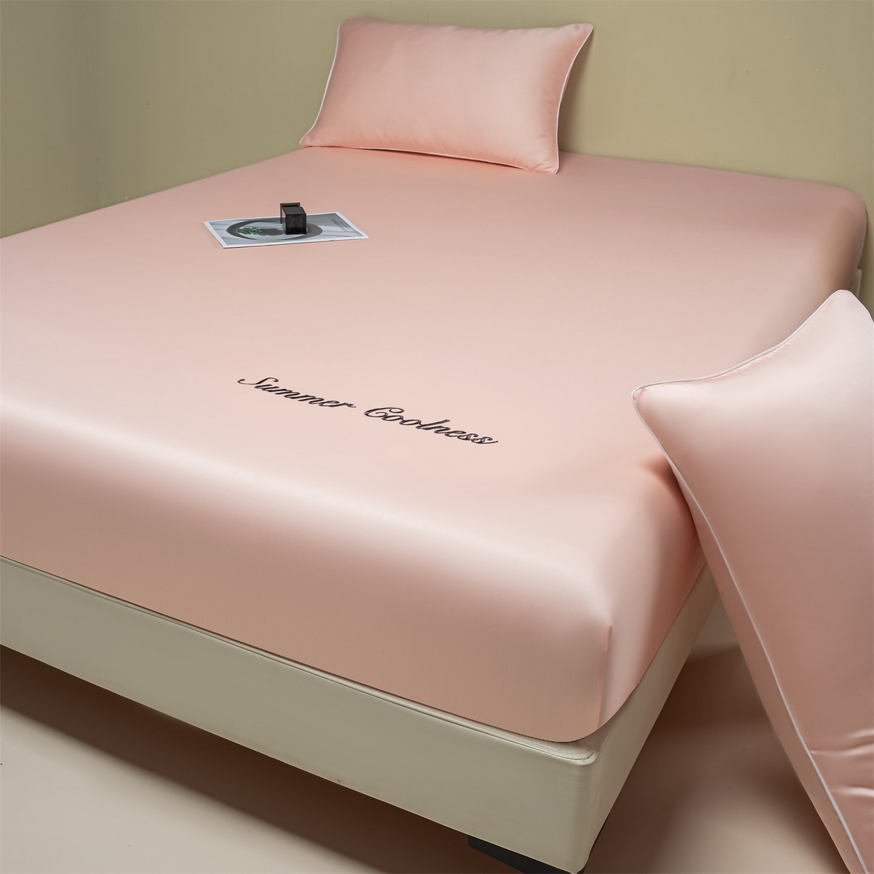 91家纺网 家纺一手货源 找家纺 美澳家纺 2026春夏新款纯色刺绣凉感水洗冰丝真丝床笠三件套 钻石粉