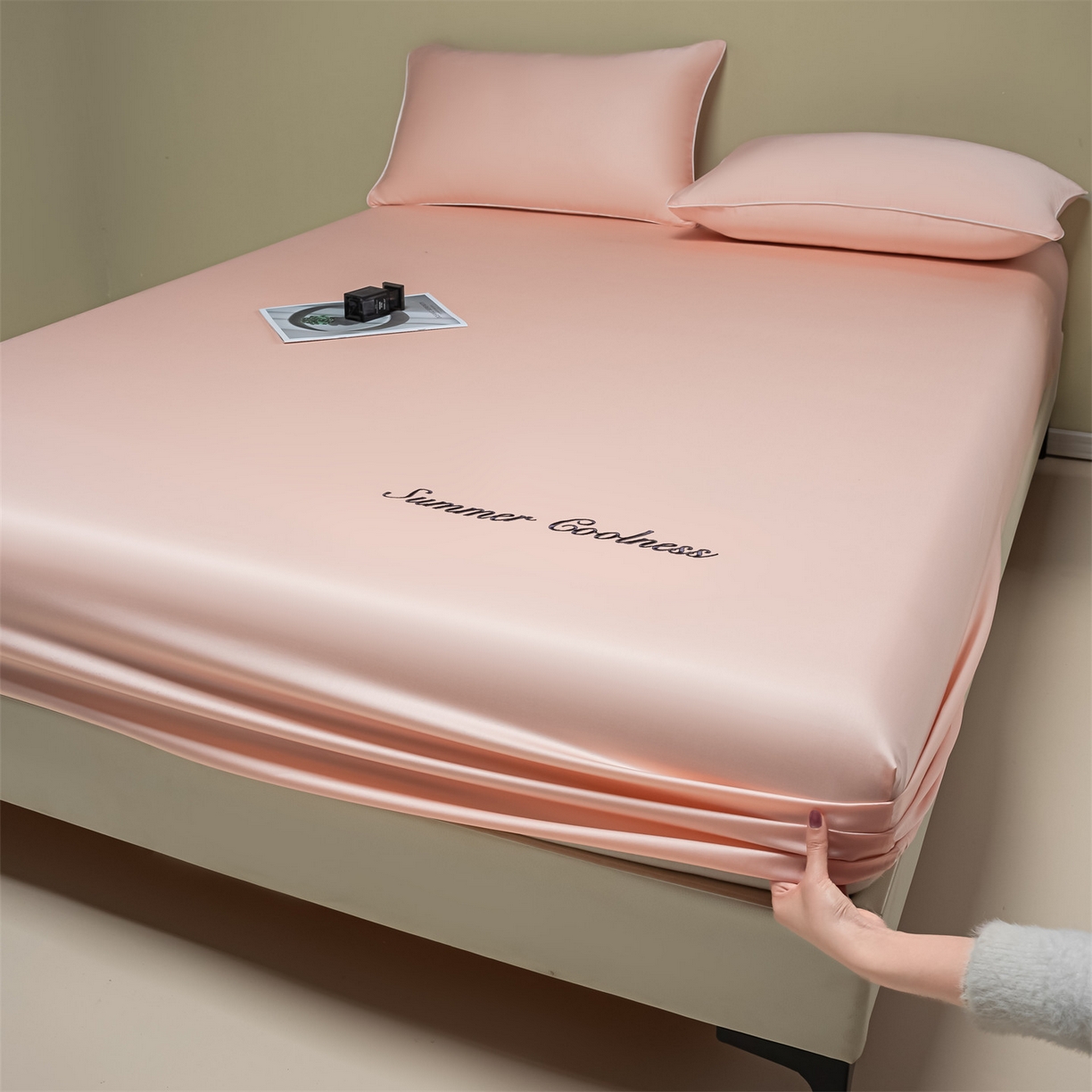 91家纺网 家纺一手货源 找家纺 美澳家纺 2026春夏新款纯色刺绣凉感水洗冰丝真丝床笠三件套 钻石粉