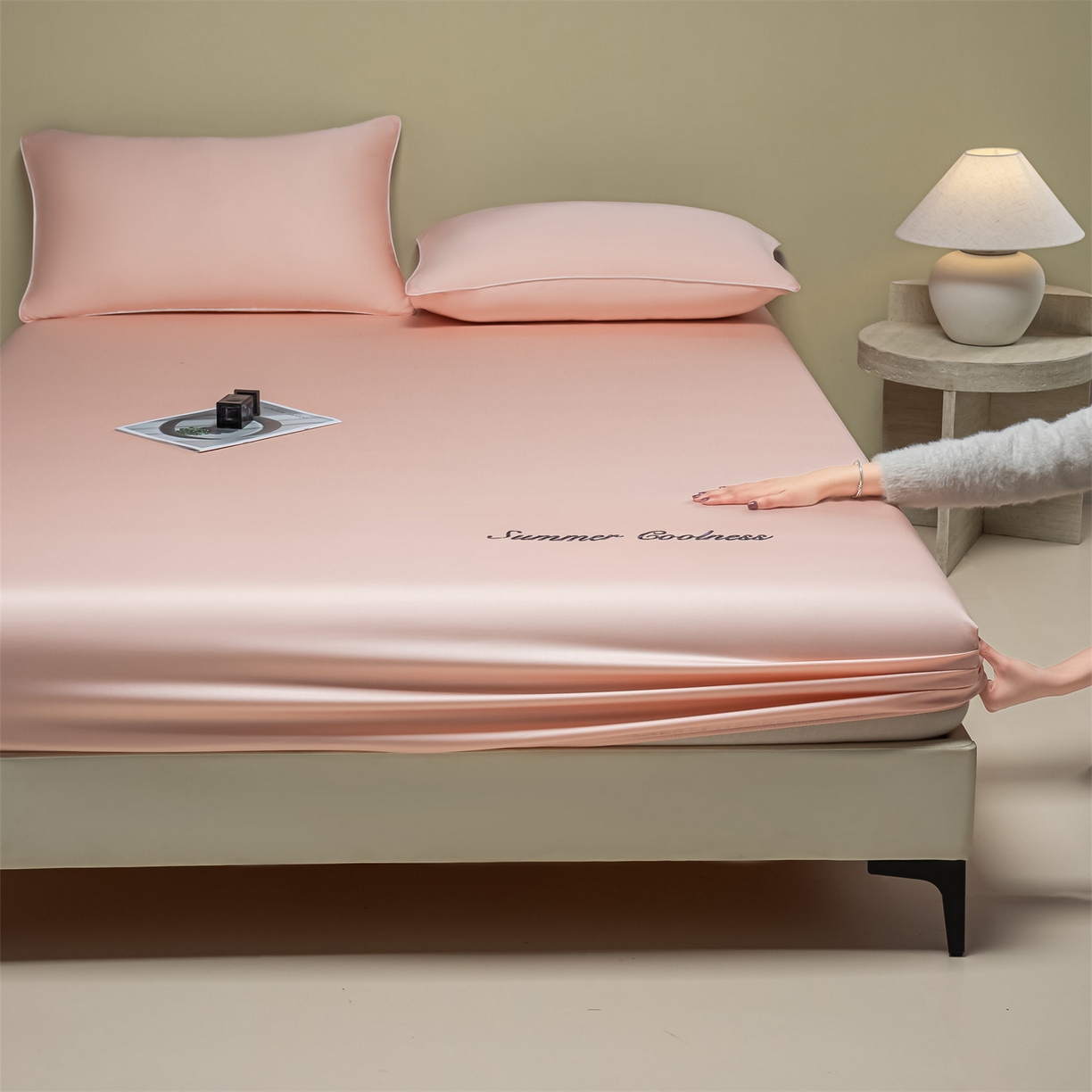 91家纺网 家纺一手货源 找家纺 美澳家纺 2026春夏新款纯色刺绣凉感水洗冰丝真丝床笠三件套 钻石粉