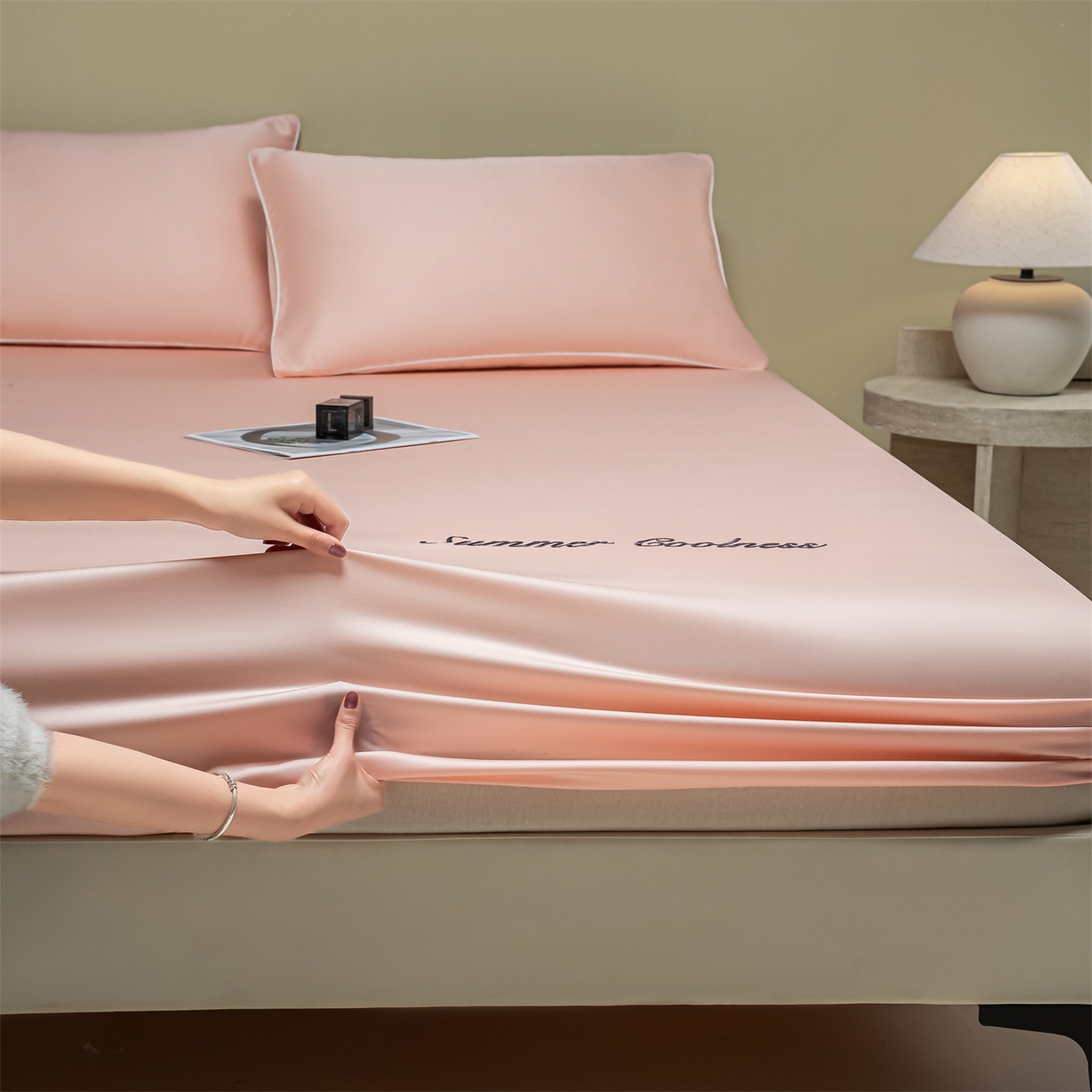 91家纺网 家纺一手货源 找家纺 美澳家纺 2026春夏新款纯色刺绣凉感水洗冰丝真丝床笠三件套 钻石粉