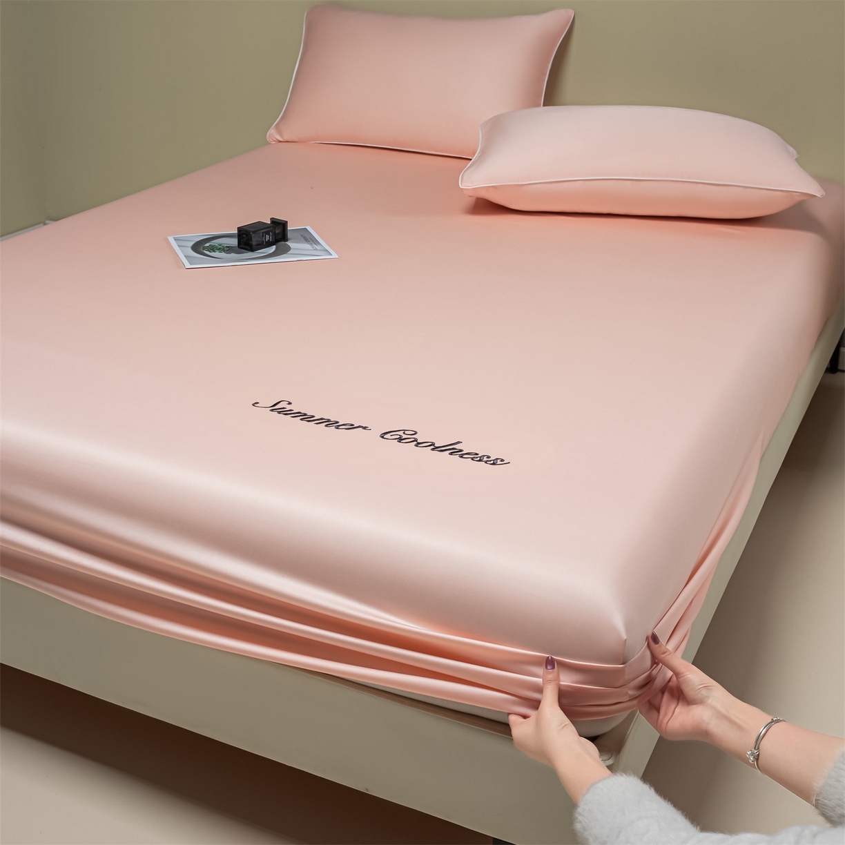 91家纺网 家纺一手货源 找家纺 美澳家纺 2026春夏新款纯色刺绣凉感水洗冰丝真丝床笠三件套 钻石粉