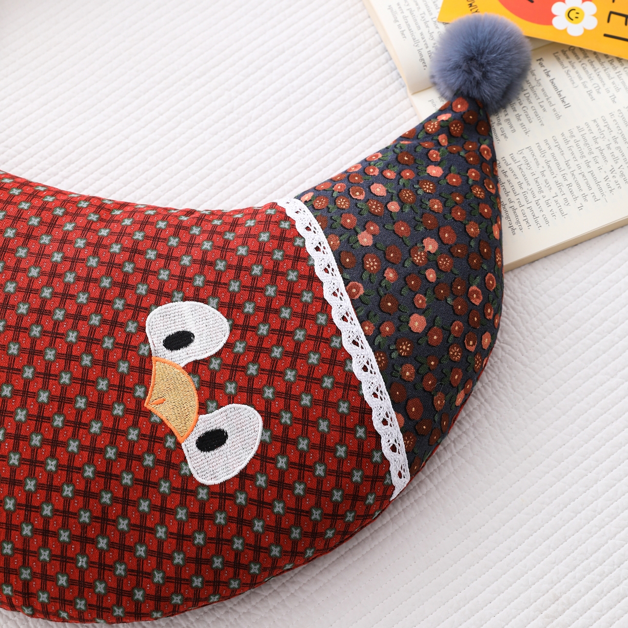 91家纺网 家纺一手货源 找家纺 芯洲 2026新款卡通可爱小鸟造型双层纱荞麦枕枕头枕芯 月眠鸟-红