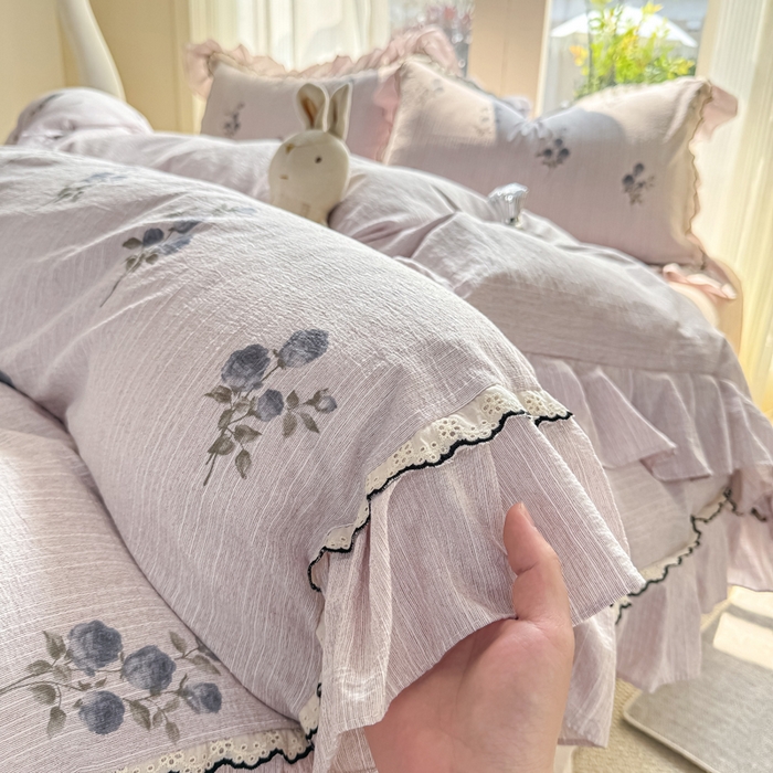 91家纺网 家纺一手货源 找家纺 大麦家纺 2026新款水洗色织棉麻花边四件套 粉雾觅境