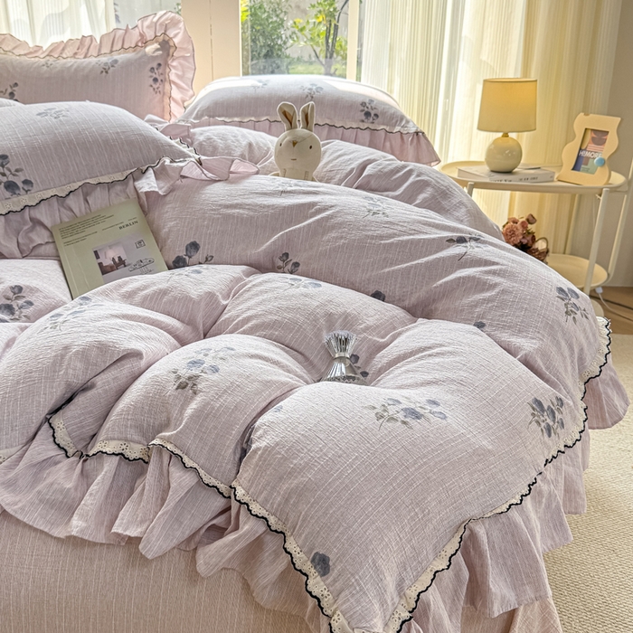 91家纺网 家纺一手货源 找家纺 大麦家纺 2026新款水洗色织棉麻花边四件套 粉雾觅境