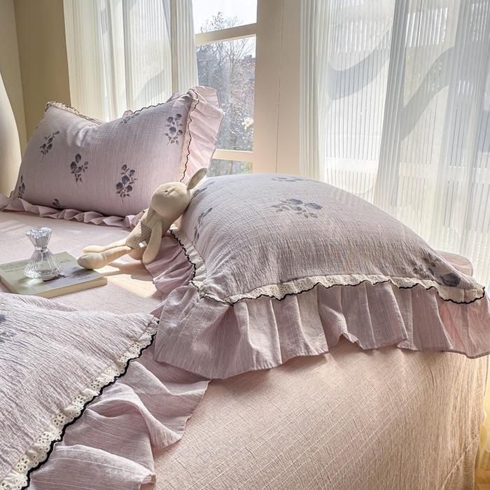 91家纺网 家纺一手货源 找家纺 大麦家纺 2026新款水洗色织棉麻花边四件套 粉雾觅境