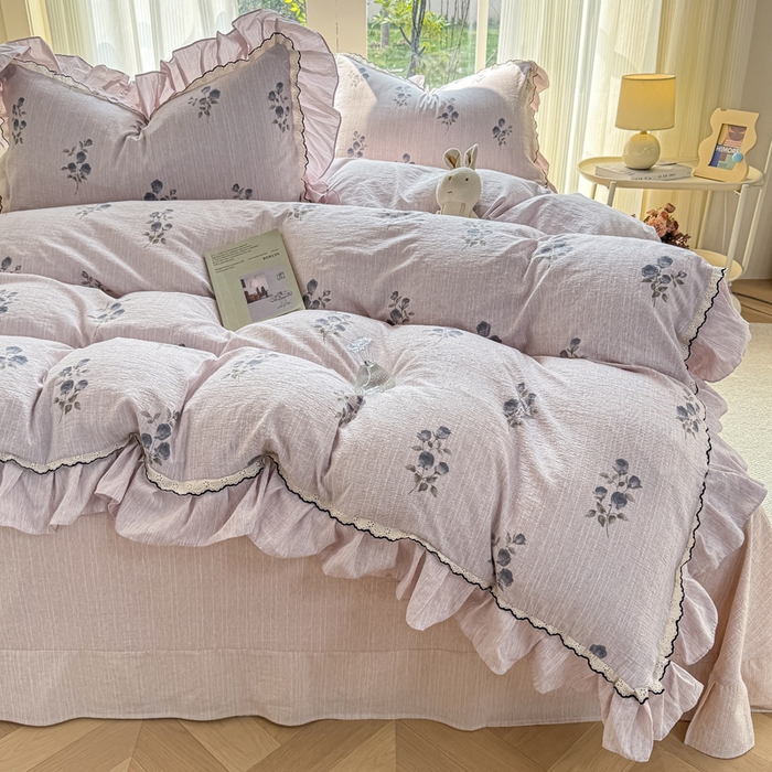 91家纺网 家纺一手货源 找家纺 大麦家纺 2026新款水洗色织棉麻花边四件套 粉雾觅境