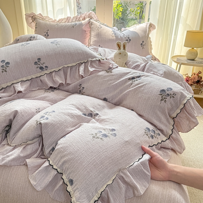 91家纺网 家纺一手货源 找家纺 大麦家纺 2026新款水洗色织棉麻花边四件套 粉雾觅境