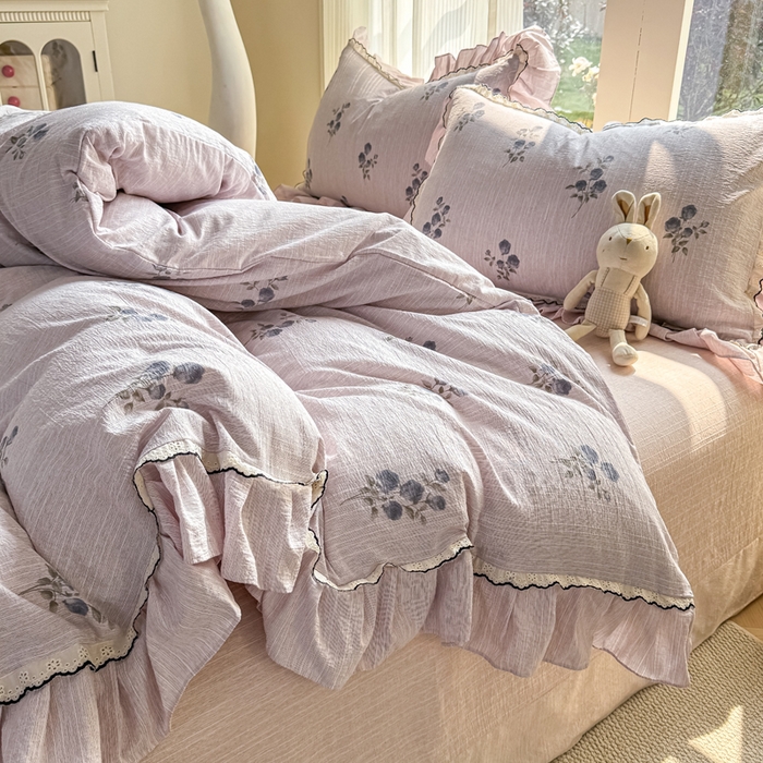 91家纺网 家纺一手货源 找家纺 大麦家纺 2026新款水洗色织棉麻花边四件套 粉雾觅境