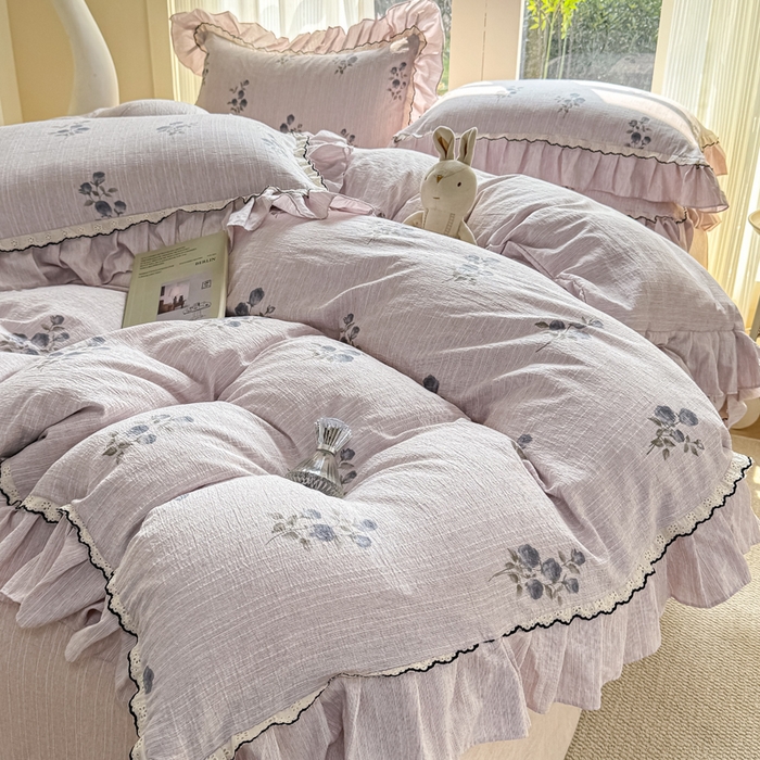 91家纺网 家纺一手货源 找家纺 大麦家纺 2026新款水洗色织棉麻花边四件套 粉雾觅境