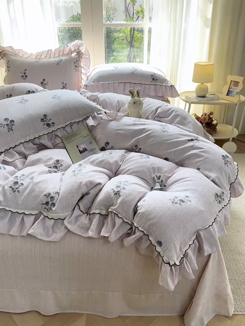 91家纺网 家纺一手货源 找家纺 大麦家纺 2026新款水洗色织棉麻花边四件套 粉雾觅境