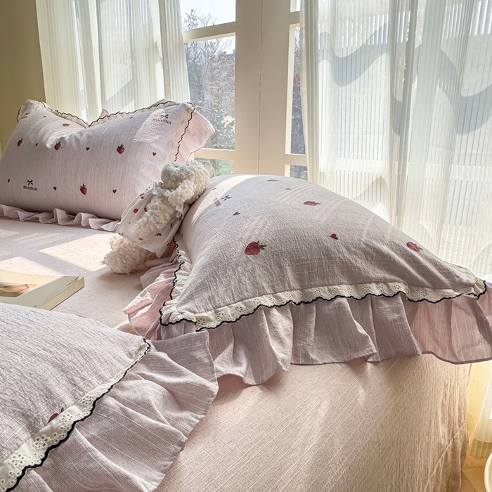 91家纺网 家纺一手货源 找家纺 大麦家纺 2026新款水洗色织棉麻花边四件套 软糖草莓