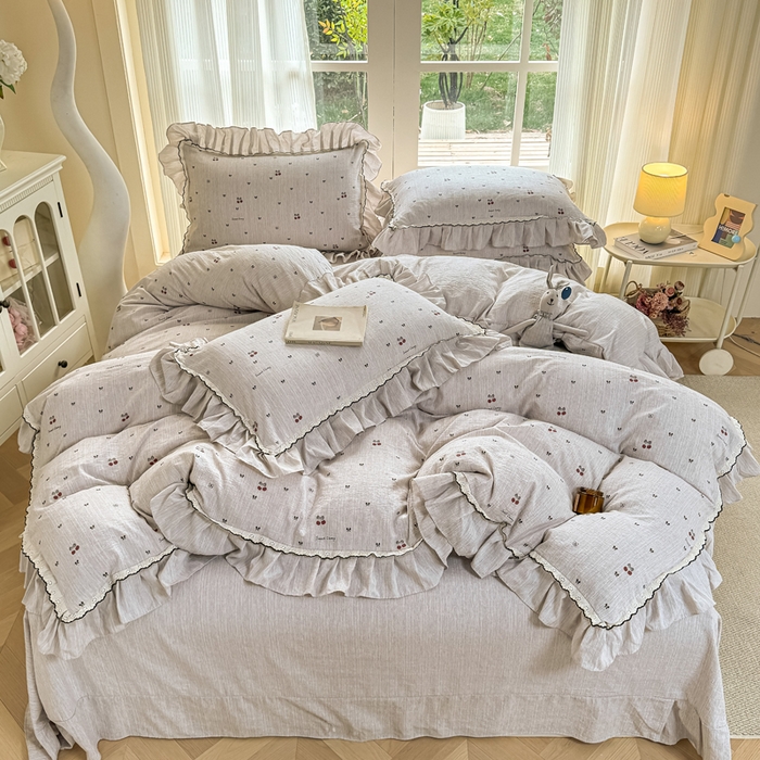 91家纺网 家纺一手货源 找家纺 大麦家纺 2026新款水洗色织棉麻花边四件套 樱桃梦境