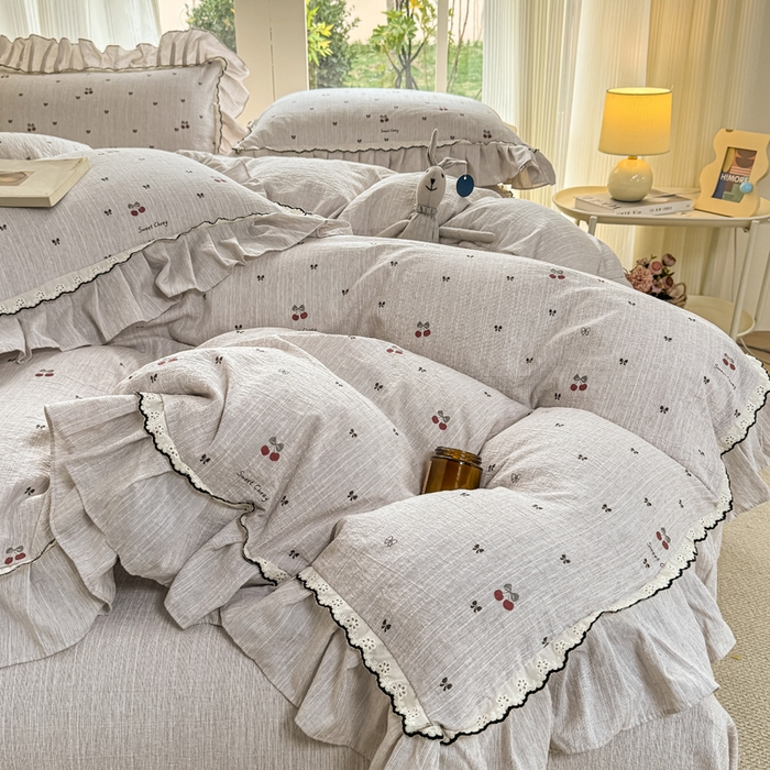 91家纺网 家纺一手货源 找家纺 大麦家纺 2026新款水洗色织棉麻花边四件套 樱桃梦境