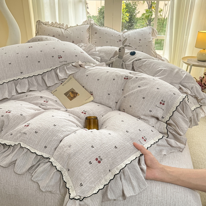 91家纺网 家纺一手货源 找家纺 大麦家纺 2026新款水洗色织棉麻花边四件套 樱桃梦境