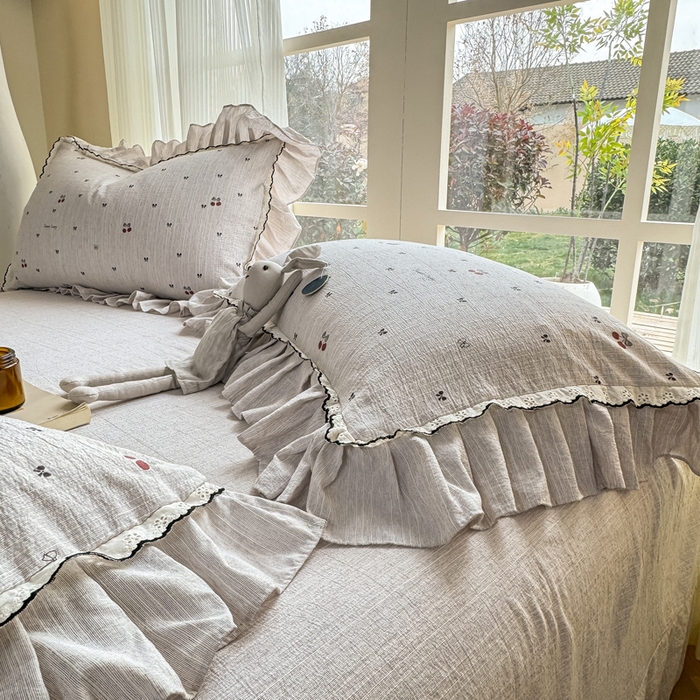 91家纺网 家纺一手货源 找家纺 大麦家纺 2026新款水洗色织棉麻花边四件套 樱桃梦境