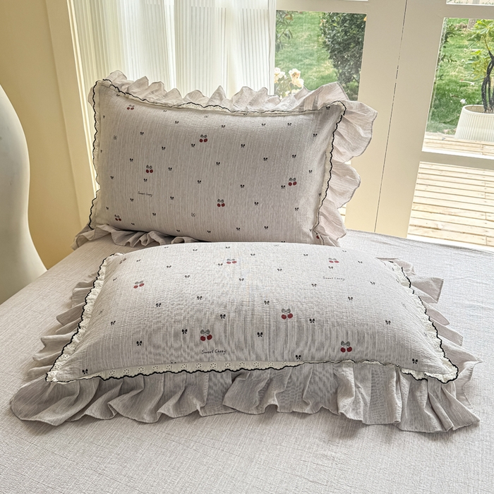 91家纺网 家纺一手货源 找家纺 大麦家纺 2026新款水洗色织棉麻花边四件套 樱桃梦境