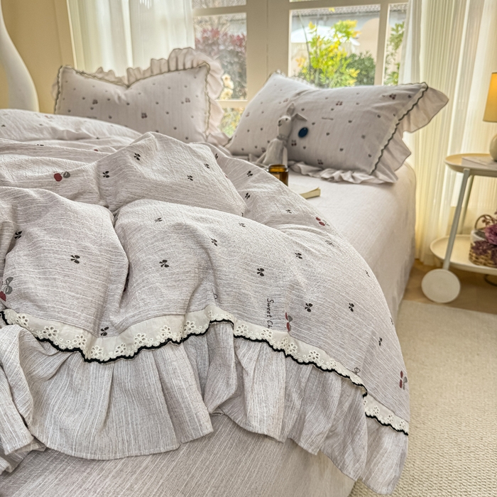 91家纺网 家纺一手货源 找家纺 大麦家纺 2026新款水洗色织棉麻花边四件套 樱桃梦境